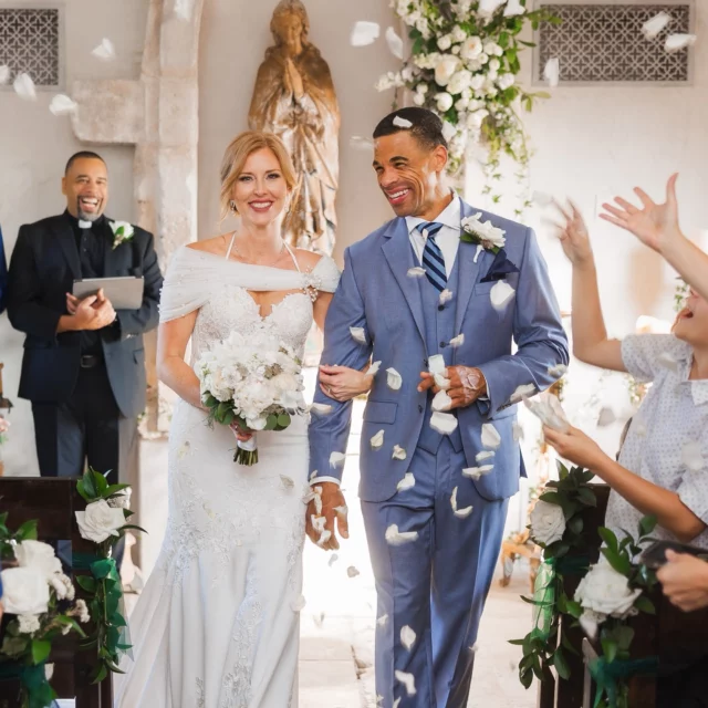 One year ago these two high school sweethearts became husband & wife in a beautiful Christian ceremony at Houston Oaks!  Congrats Keri & Chris🥂
